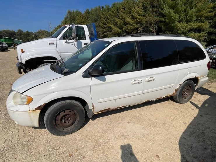 2005-chrysler-town-&-country-image-1