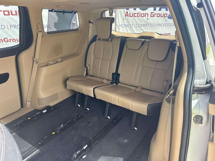 2015-kia-sedona-image-18