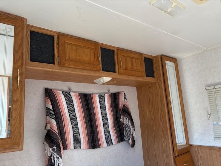 1999-classic-dutchmen-300-camper-image-11