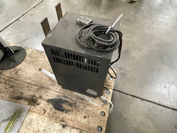 #8022-•-big-joe-battery-charger-image-3