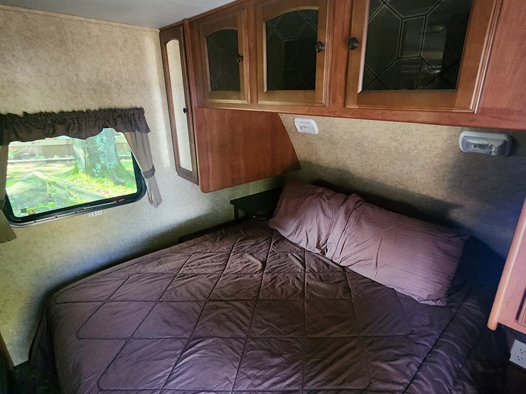 #3300-•-2012-north-trail-caliber-26lrss-camper-(has-mi-title)-(three-lakes,-wi)-image-46