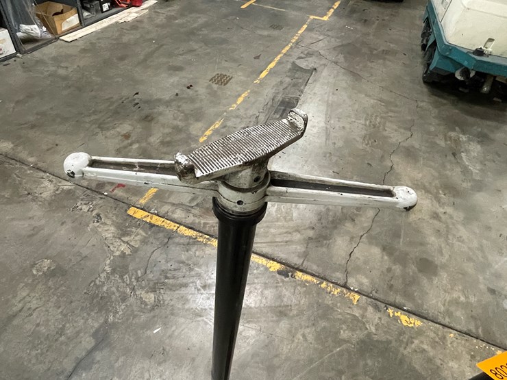 #8020-•-(2)-adjustable-height-screw-jacks-image-8