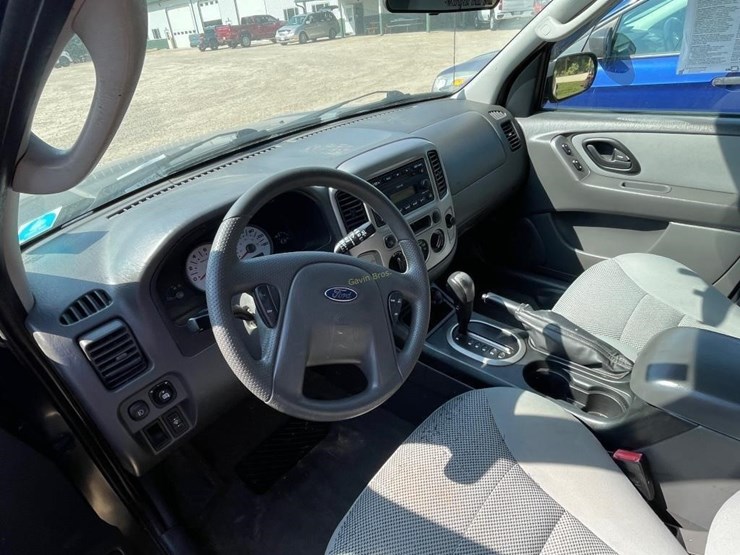 2005-ford-escape-image-11
