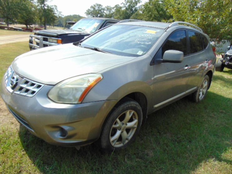 2011-nissan-rogue-image-1