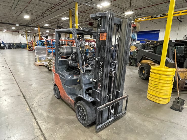 #8019-•-toyota-lp-powered-forklift-image-3