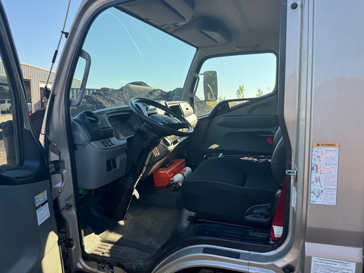 #3240-•-2020-mitsubishi-fuso-canter-truck-(has-wi-title)-(waukesha,-wi)-image-34