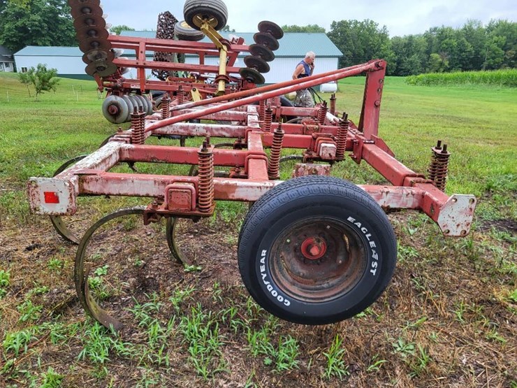 white-12-shank-chisel-plow-image-6