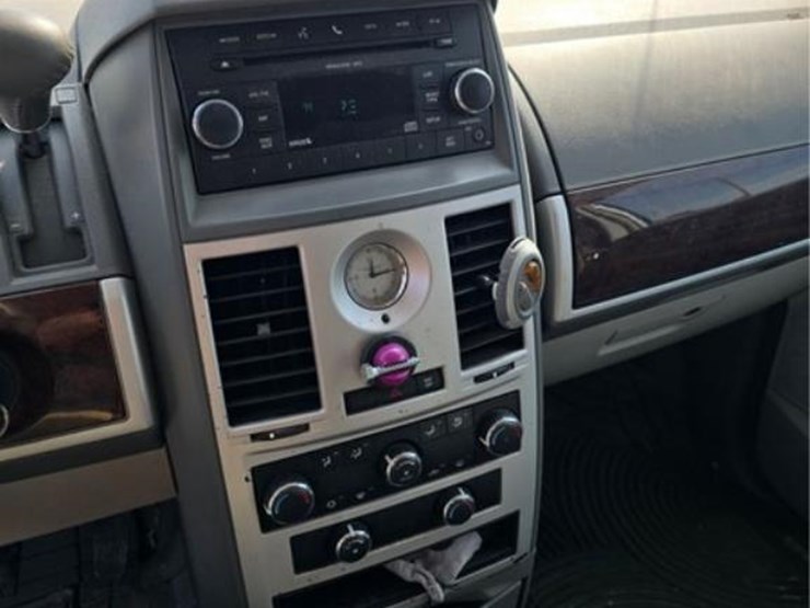 2010-chrysler-town-&-country-image-19