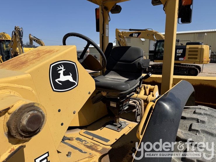 johndeere-210le-image-19