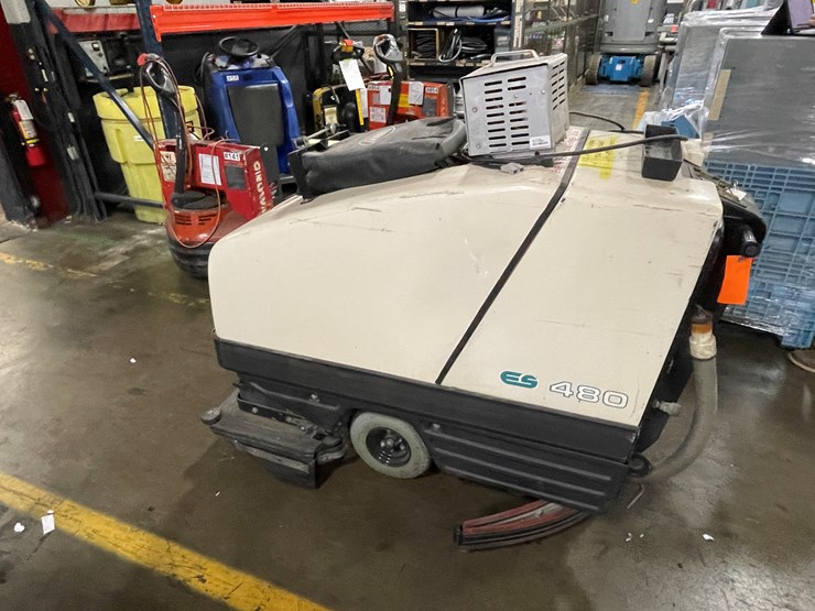 #7162-•-tennant-es480-floor-scrubber-image-6