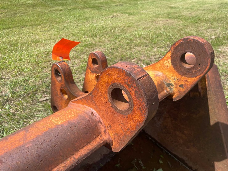 #1140-•-7-tooth-excavator-bucket-with-flat-bucket-piece-image-12