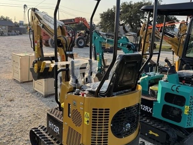 agt,-h12r,-420cc-gas-powered-mini-excavator,-image-3