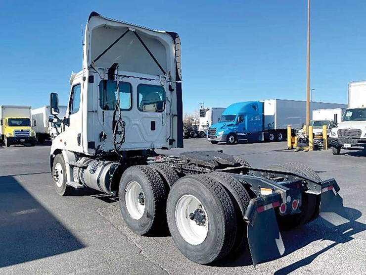 2017-freightliner-cascadia-113-image-2