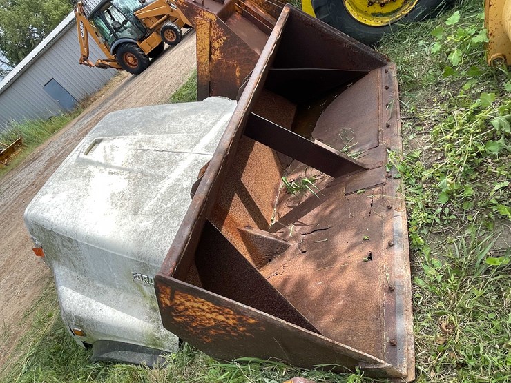 #1142-•-front-loader-bucket-attachment-image-4