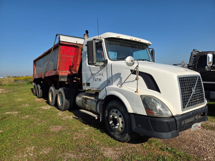 #2262-•-2007-volvo-semi-tractor-&-hilbilt-mfg.-trailer-(sheboygan,-wi)-image-5