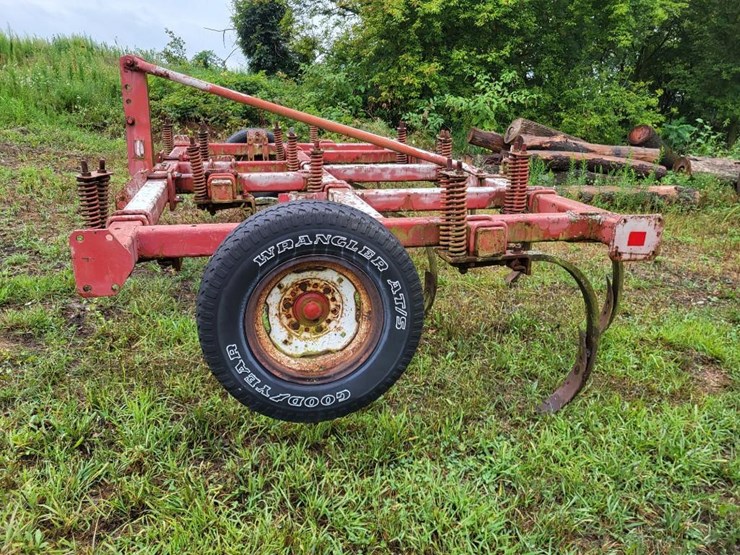 white-12-shank-chisel-plow-image-2