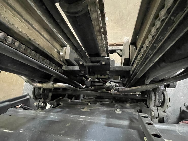 #8019-•-toyota-lp-powered-forklift-image-13