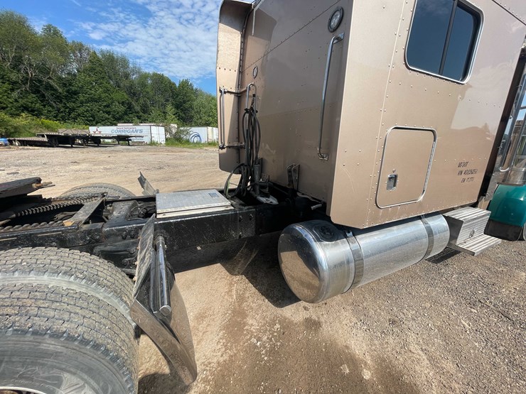 2004-peterbilt-379-image-13