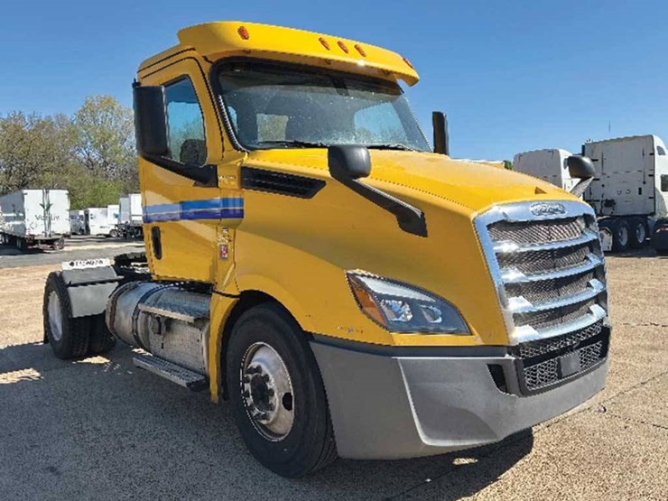 2020-freightliner-cascadia-126-image-1