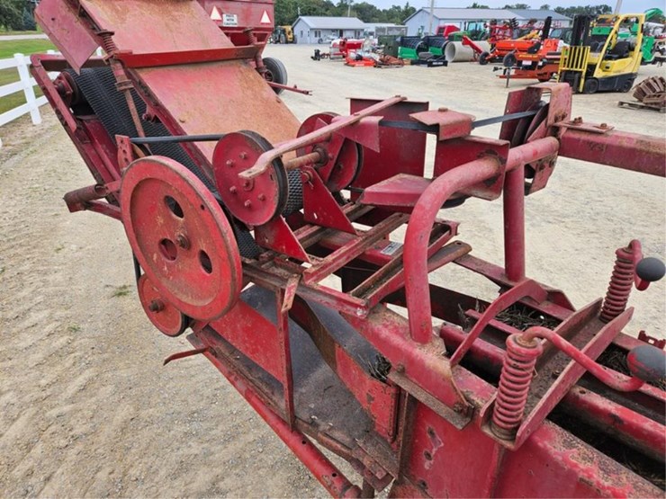 new-holland-275-image-25