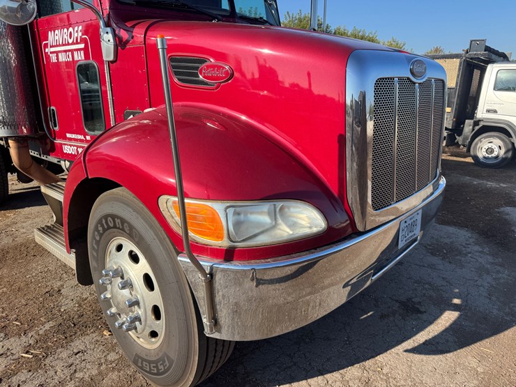 2008-peterbilt-335-image-14