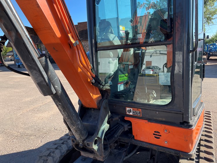 2019-hitachi-zx35u-image-13