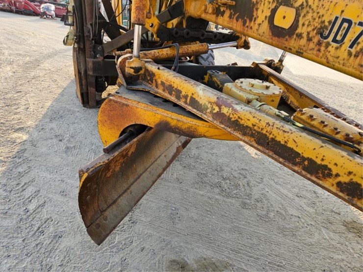 2012-deere-770a-image-22