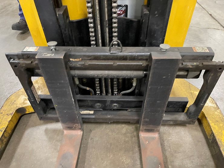 #8012-•-yale-electric-walk-behind-forklift-image-10
