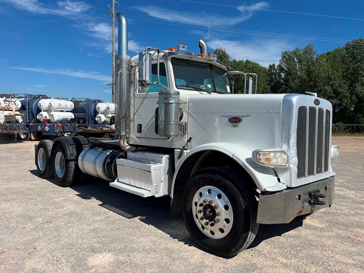 2012-peterbilt-388-image-3