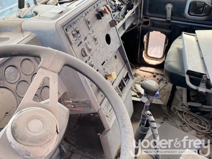 2000-mack-ch613-image-28