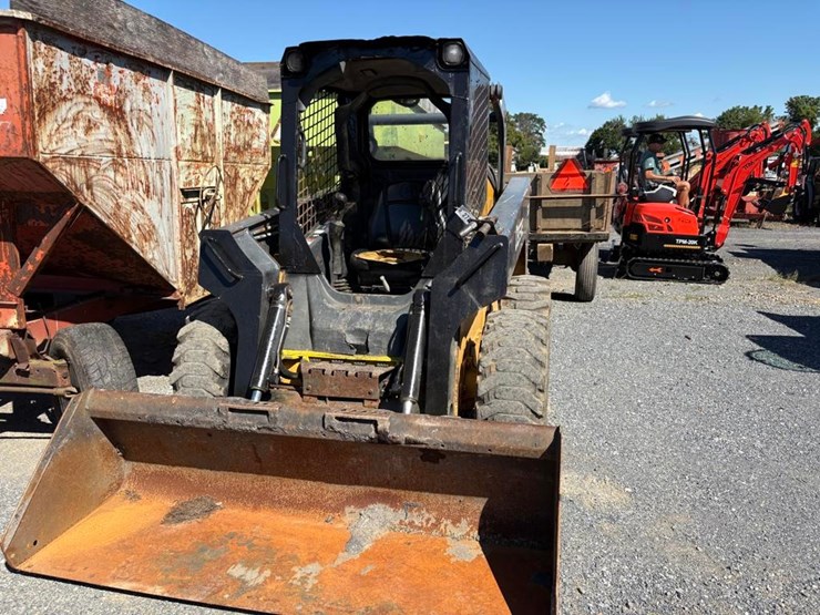 2012-deere-320d-image-3
