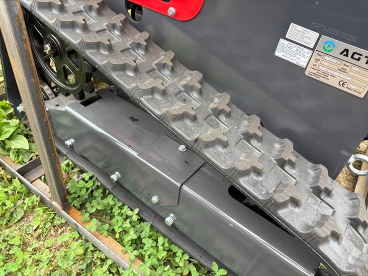 agt-ysrt14-stand-on-skid-loader-image-4