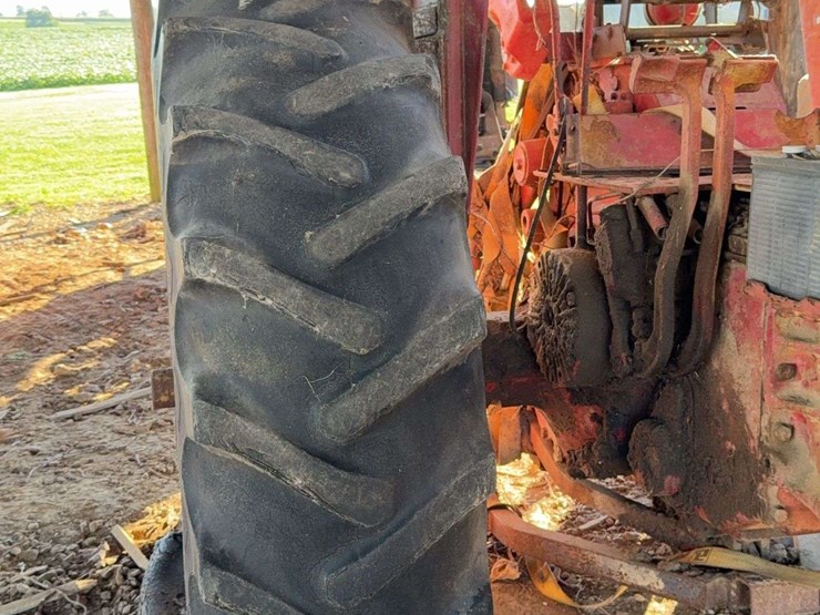 farmall-806-image-21