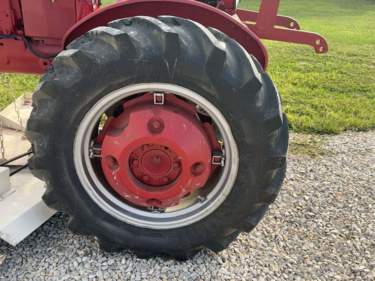 farmall-140-with-belly-mower-image-32