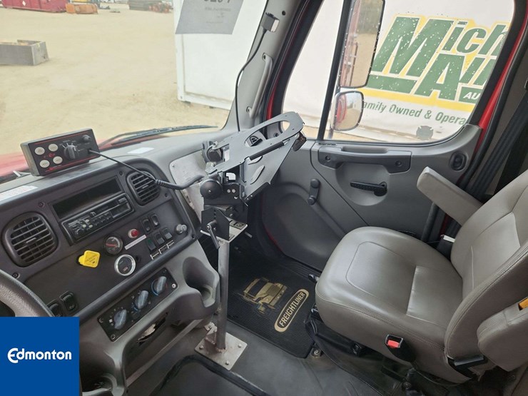 2004-freightliner-m2-106-s/a-emergency-support-truck-image-8