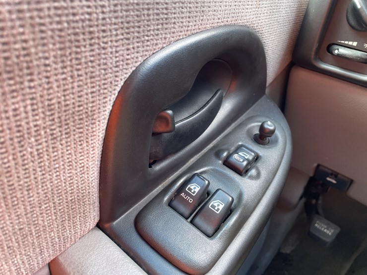 #8008-•-2000-chevy-venture-ls-van-(with-wi-title)-image-22