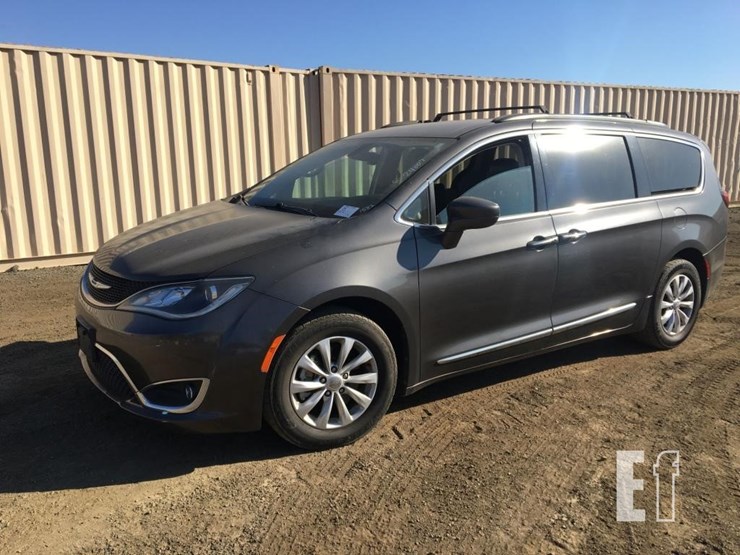 2017-chrysler-pacifica-image-1