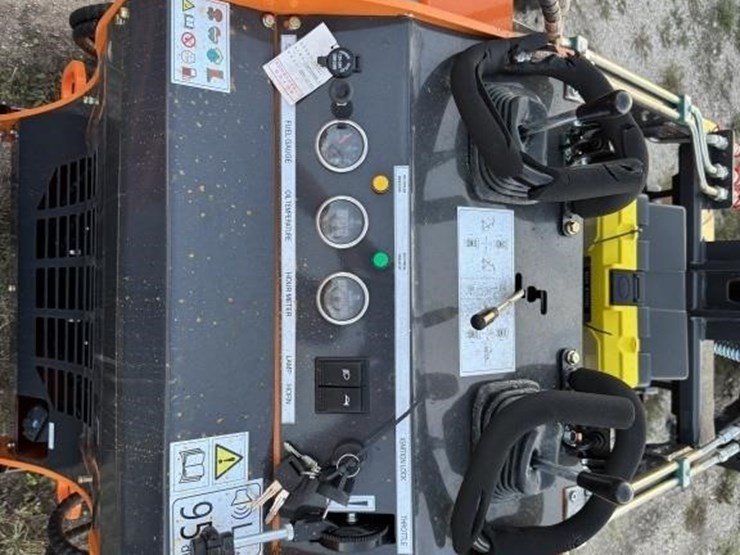 land-hero,-ldh-t460xx,-stand-on-mini-skid-steer.-image-4