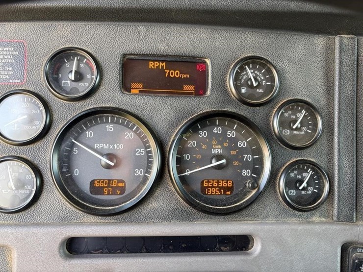 2013-peterbilt-579-image-18