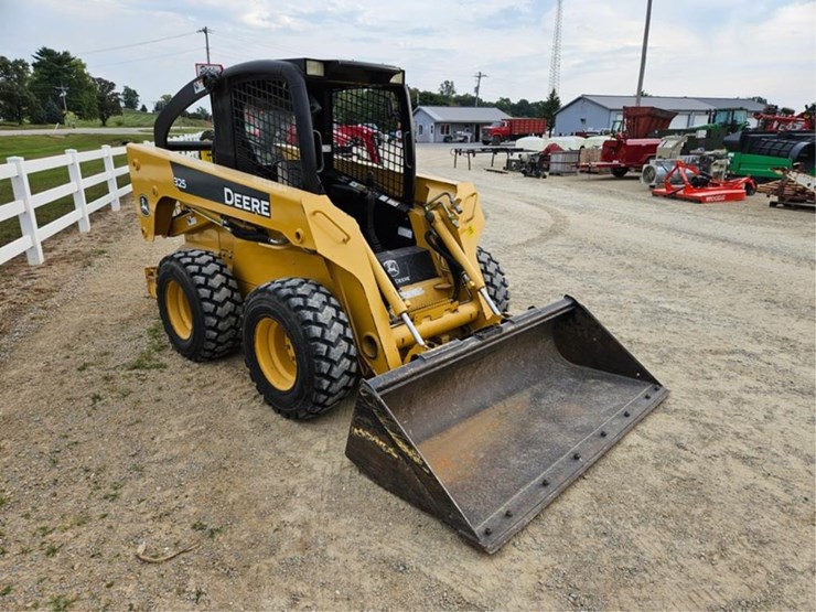 john-deere-325-image-11