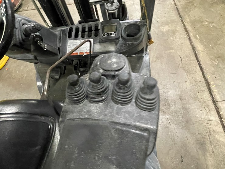 #8019-•-toyota-lp-powered-forklift-image-16