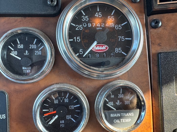 2008-peterbilt-335-image-36