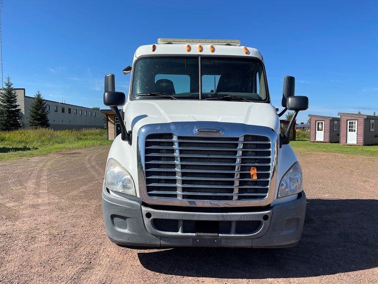 #2750-•-2014-freightliner-cascadia-single-axle-day-cab-truck-(has-wi-title)-(title-in-delay)-(ashland,-wi)-image-2