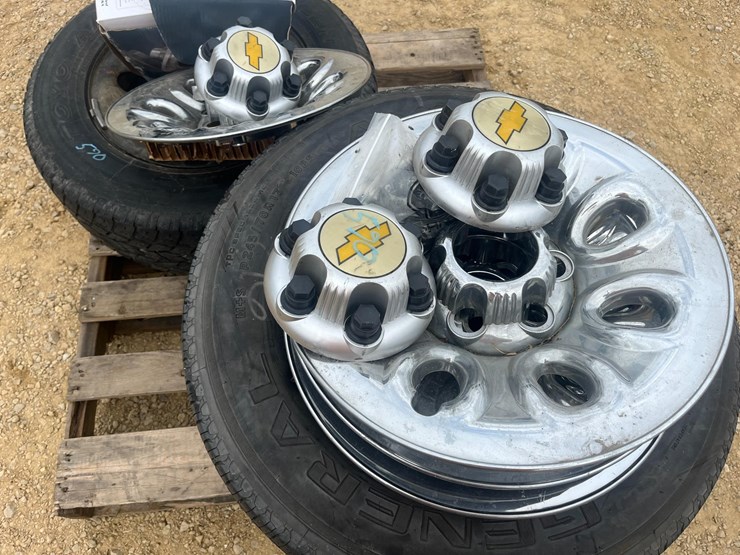 truck-tires-hub-caps-and-differntial-image-4