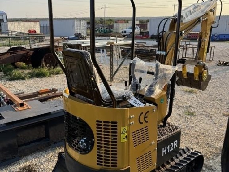 agt,-h12r,-420cc-gas-powered-mini-excavator,-image-4