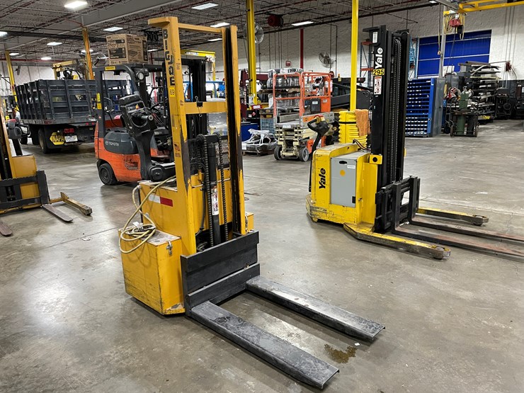 #8011-•-big-joe-electric-walk-behind-forklift-image-2