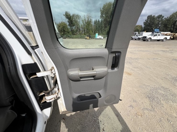 2011-gmc-sierra-2500-image-26