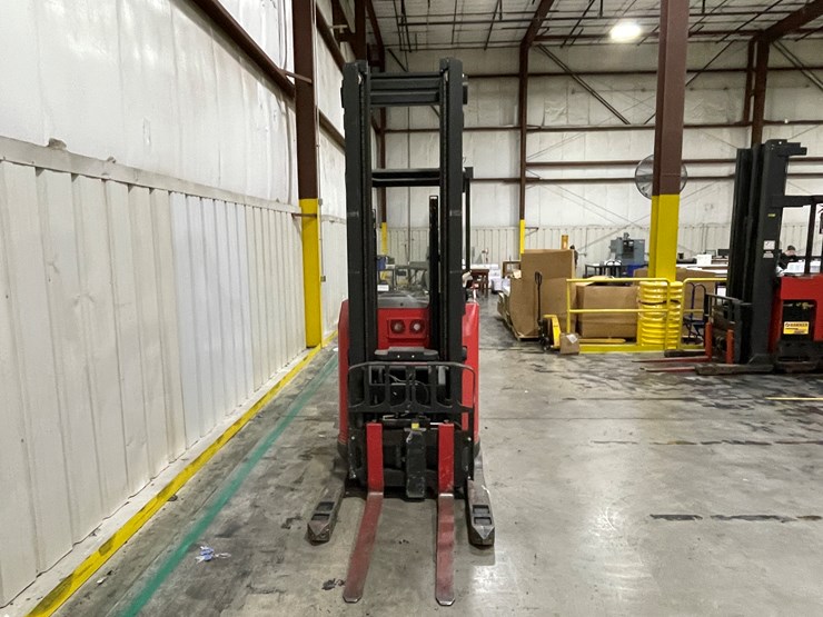 #7153-•-raymond-electric-forklift-image-2
