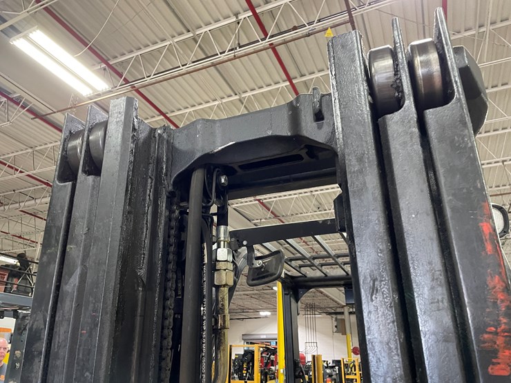 #8010-•-yale-lp-powered-forklift-image-10