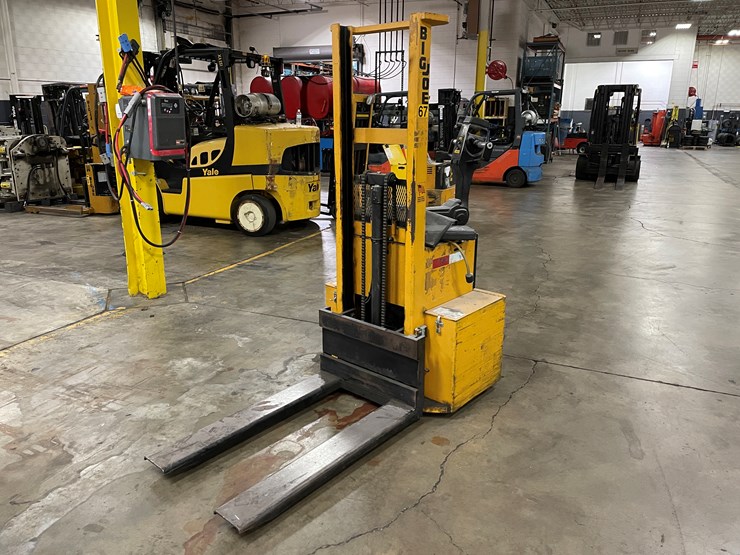 #8015-•-big-joe-electric-walk-behind-forklift-image-1